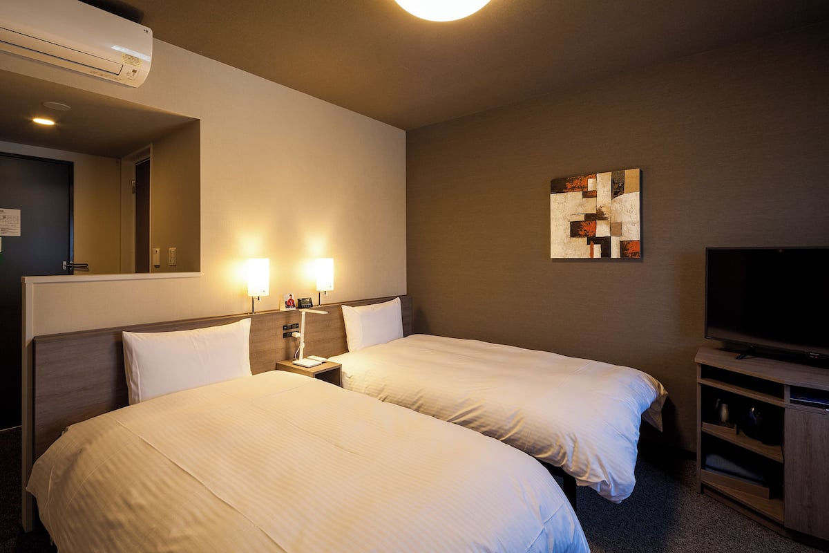 Comfort twin room, Non smoking | Desk, iron/ironing board, free WiFi, bed sheets