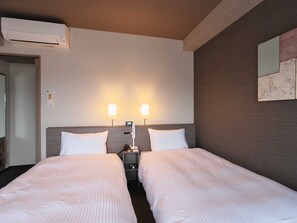 Desk, iron/ironing board, free WiFi, bed sheets - HOTEL ROUTE INN Grand NAKANO OBUSE - Shinshu-Nakanoekimae - (Nakano)