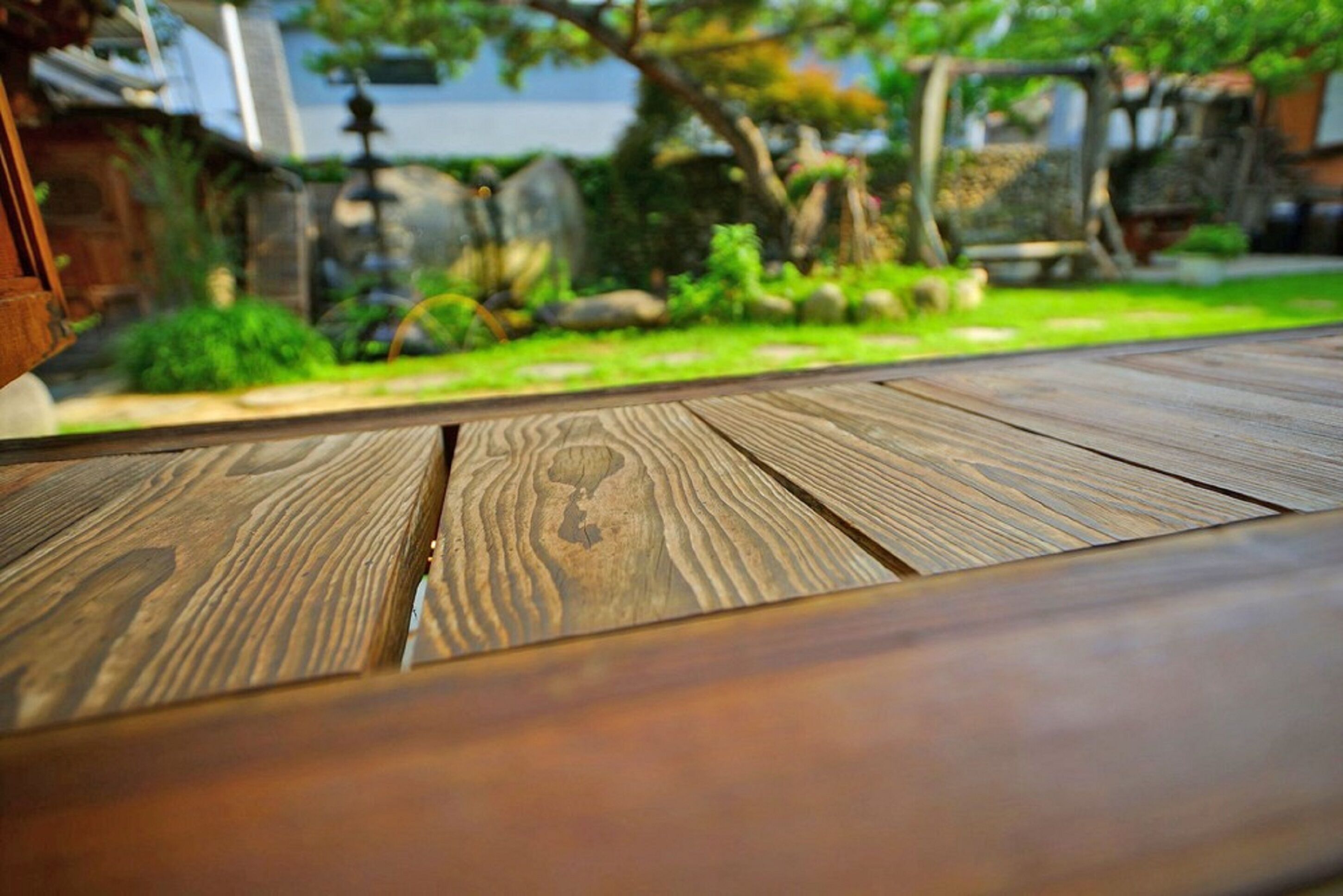 Een houten tafel met een natuurlijke houtnerf.