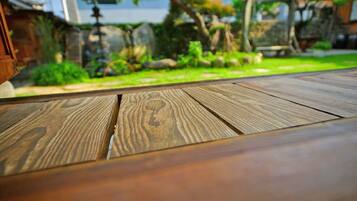 Een houten tafel met een natuurlijke houtnerf.