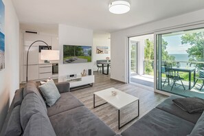 Fernseher, Tischtennisplatte, Bücher, Stereoanlage