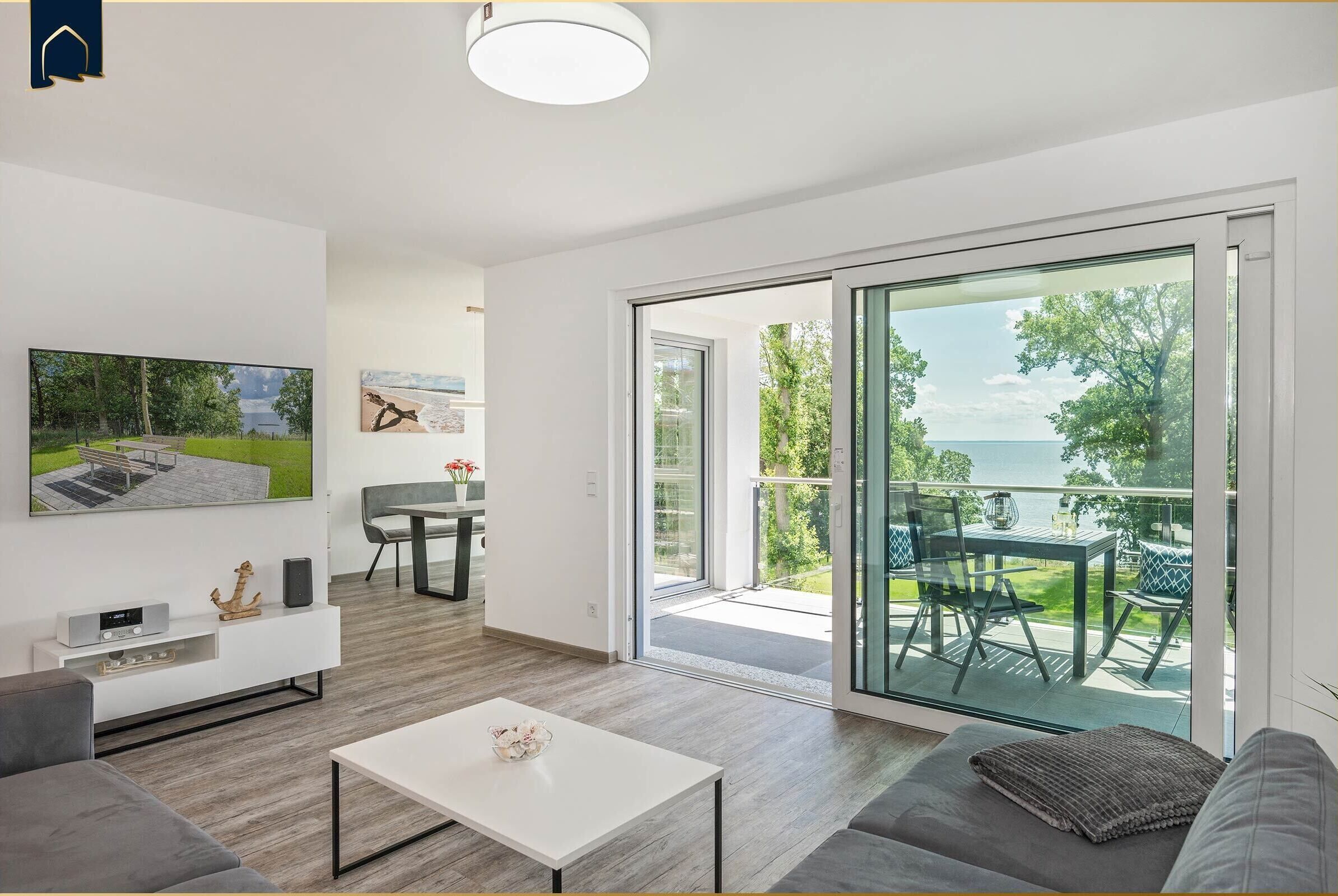 テレビ、卓球台、書庫、ステレオ