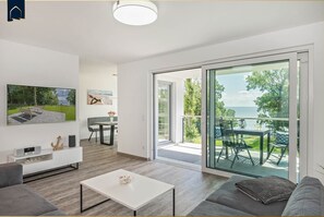 Tv, bordtennisbord, bøger, stereoanlæg