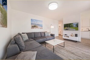 Tv, bordtennisbord, bøger, stereoanlæg