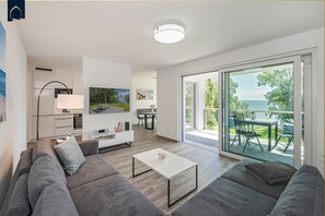 Tv, bordtennisbord, bøger, stereoanlæg