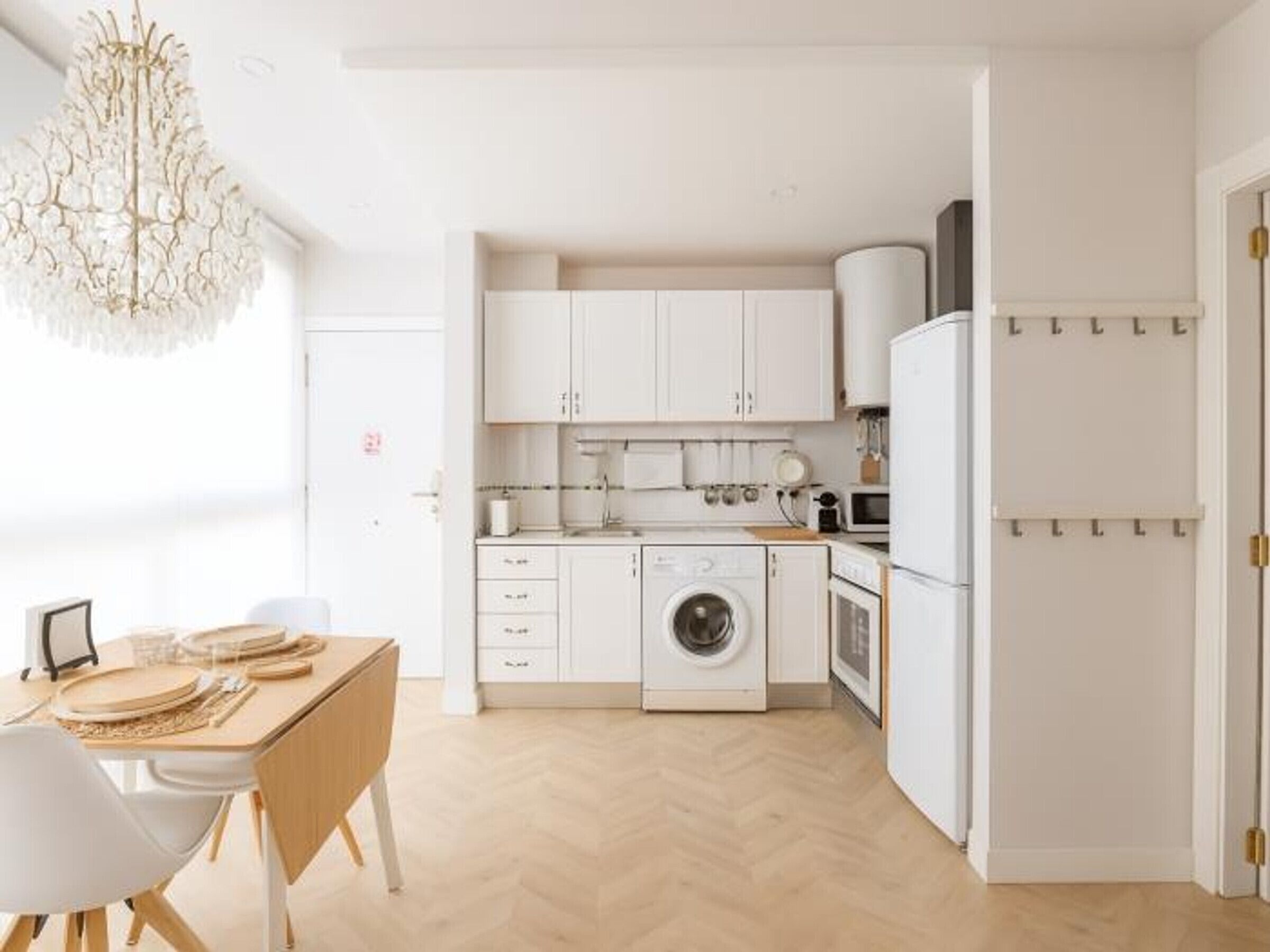 Kylskåp, mikrovågsugn, ugn och kaffe- och tebryggare