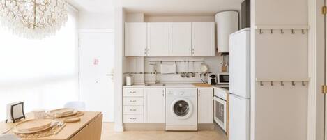 Kühlschrank, Mikrowelle, Ofen, Wasserkocher mit Kaffee-/Teezubehör