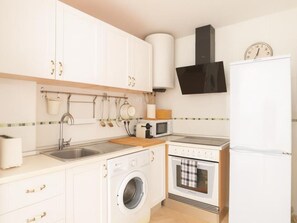 Refrigerador, microondas, horno y cafetera y tetera 