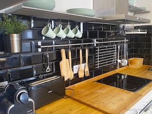 Kühlschrank, Mikrowelle, Ofen, Wasserkocher mit Kaffee-/Teezubehör