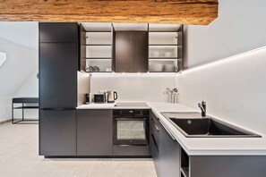 Jääkaappi, uuni, liesi, astianpesukone