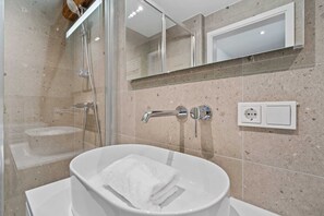 Een douche, een haardroger, handdoeken, shampoo