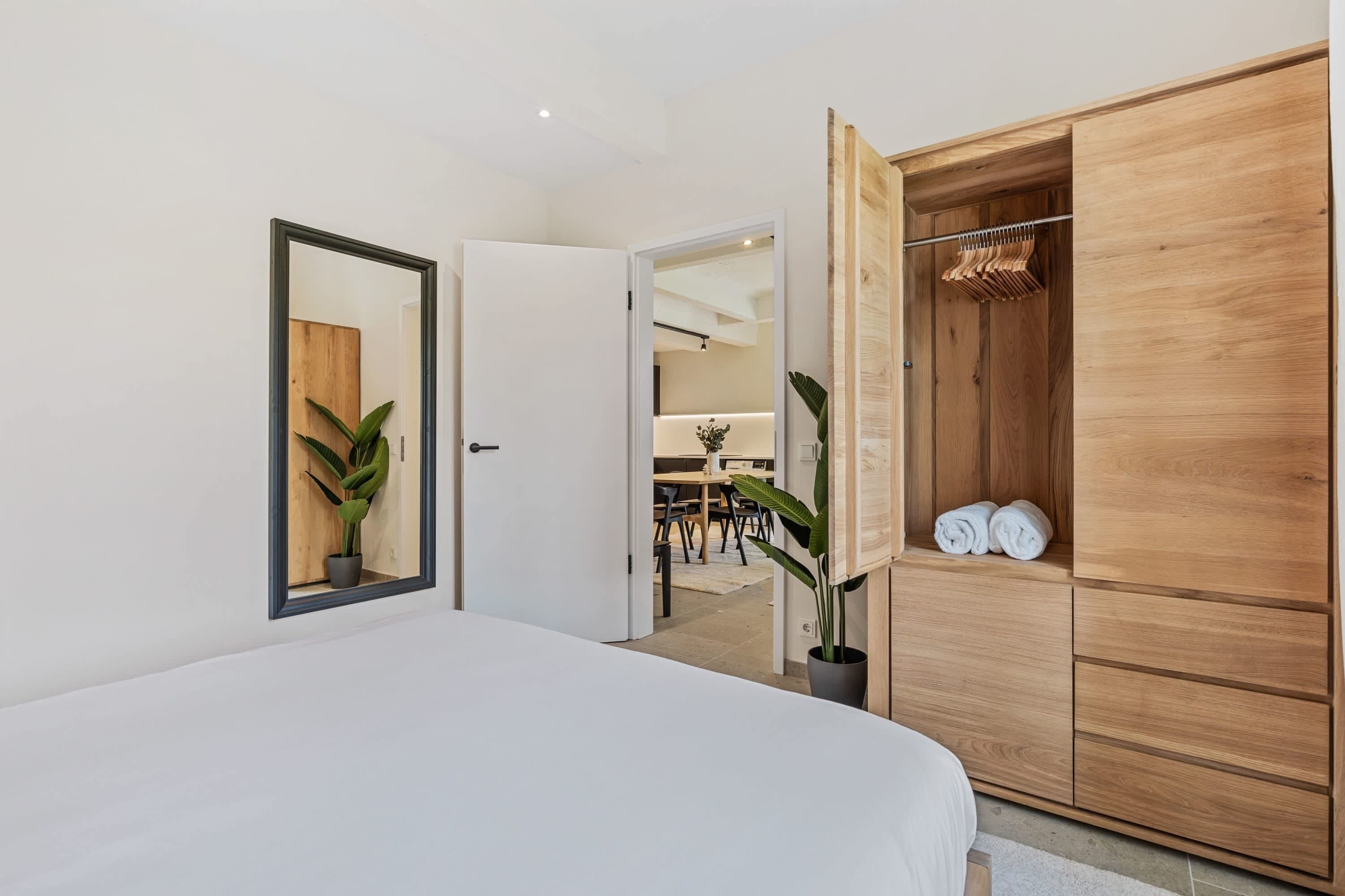 2 habitaciones, escritorio, tabla de planchar con plancha y wifi 