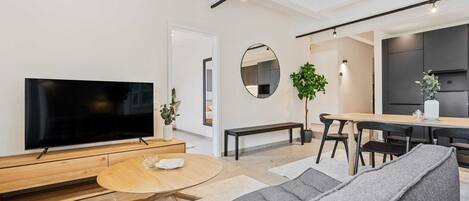 Una televisión, una oficina