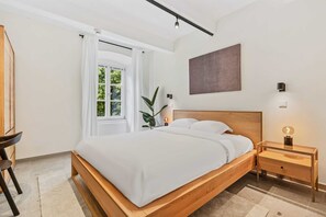 2 bedrooms, desk, iron/ironing board, WiFi