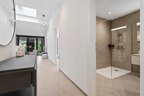 Dusche, Haartrockner, Handtücher, Shampoo