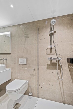 Dusche, Haartrockner, Handtücher, Shampoo