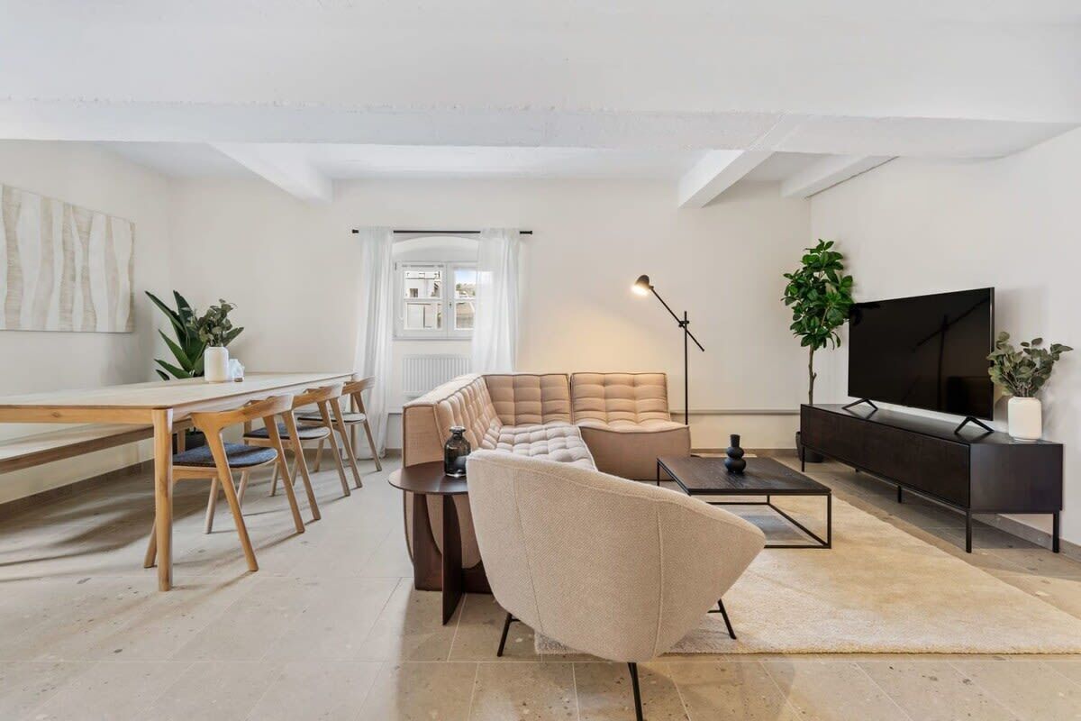 Unwind with your favorite shows in our modern living space, featuring a TV. Direct bookings: www.arcaproperties.lu