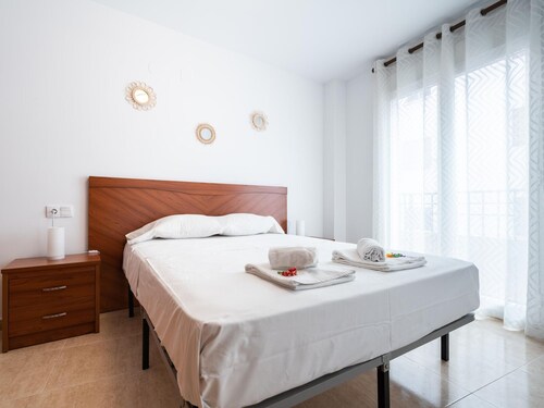 Beachside Bliss: Cozy 2BR Apartment, 80m from Sand, WiFi, AC/Heating