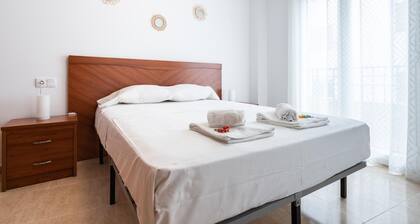 Beachside Bliss: Cozy 2BR Apartment, 80m from Sand, WiFi, AC/Heating