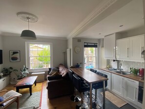 Smart-TV, bøker og stereoanlegg