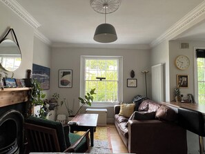 TV connectée, livres, chaîne hi-fi