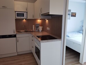 Køleskab, mikrobølgeovn, ovn, kogeplade