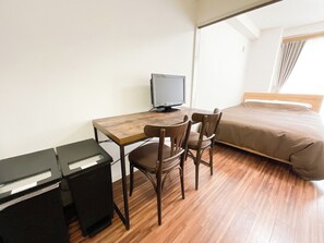 1 bedroom, desk, free WiFi, bed sheets