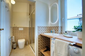 Shower, bidet, towels