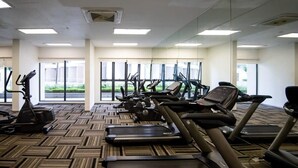 Ein Fitnessstudio mit Laufbändern, Ergometer und Crosstrainern.