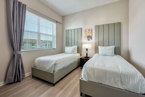 3 slaapkamers, een bureau, een strijkplank/strijkijzer, reisbedje