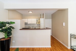 Kühlschrank, Mikrowelle, Ofen, Wasserkocher mit Kaffee-/Teezubehör