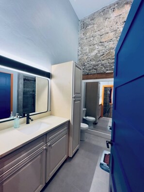 Sèche-cheveux, serviettes fournies