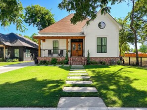 Exterior - Magnolia Oasis Just 295 steps to Magnolia Market & Silos and 3 minutes to Baylor University! (Waco)