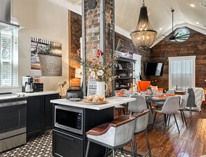 Dining - Magnolia Oasis Just 295 steps to Magnolia Market & Silos and 3 minutes to Baylor University! (Waco)