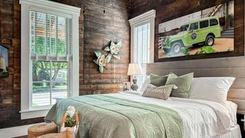 3 habitaciones, tabla de planchar con plancha y cuna de viaje