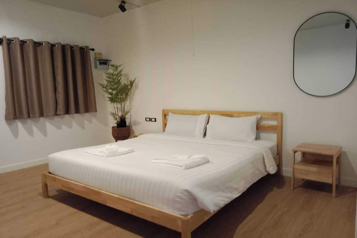 Deluxe Double Room | Desk, iron/ironing board, free WiFi, bed sheets
