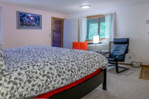 1 bedroom, desk, iron/ironing board, WiFi - Lodge Room 8 with Jacuzzi Tub at Green Springs Inn (Ashland)