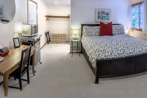 1 bedroom, desk, iron/ironing board, WiFi