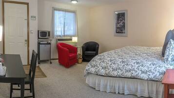 1 bedroom, desk, iron/ironing board, WiFi