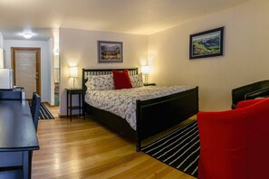 1 bedroom, desk, iron/ironing board, WiFi