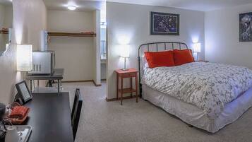 1 bedroom, desk, iron/ironing board, WiFi