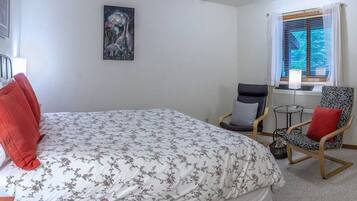 1 bedroom, desk, iron/ironing board, WiFi