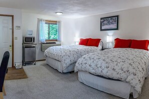 1 bedroom, desk, iron/ironing board, WiFi