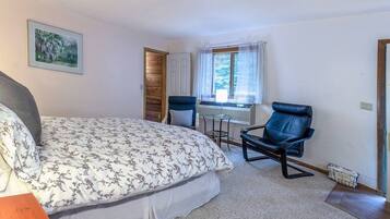 1 bedroom, desk, iron/ironing board, WiFi