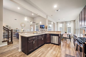 Fridge, microwave, oven, stovetop - City Escape | BBQ Yard | WiFi Games | Pets Welcome (Houston)