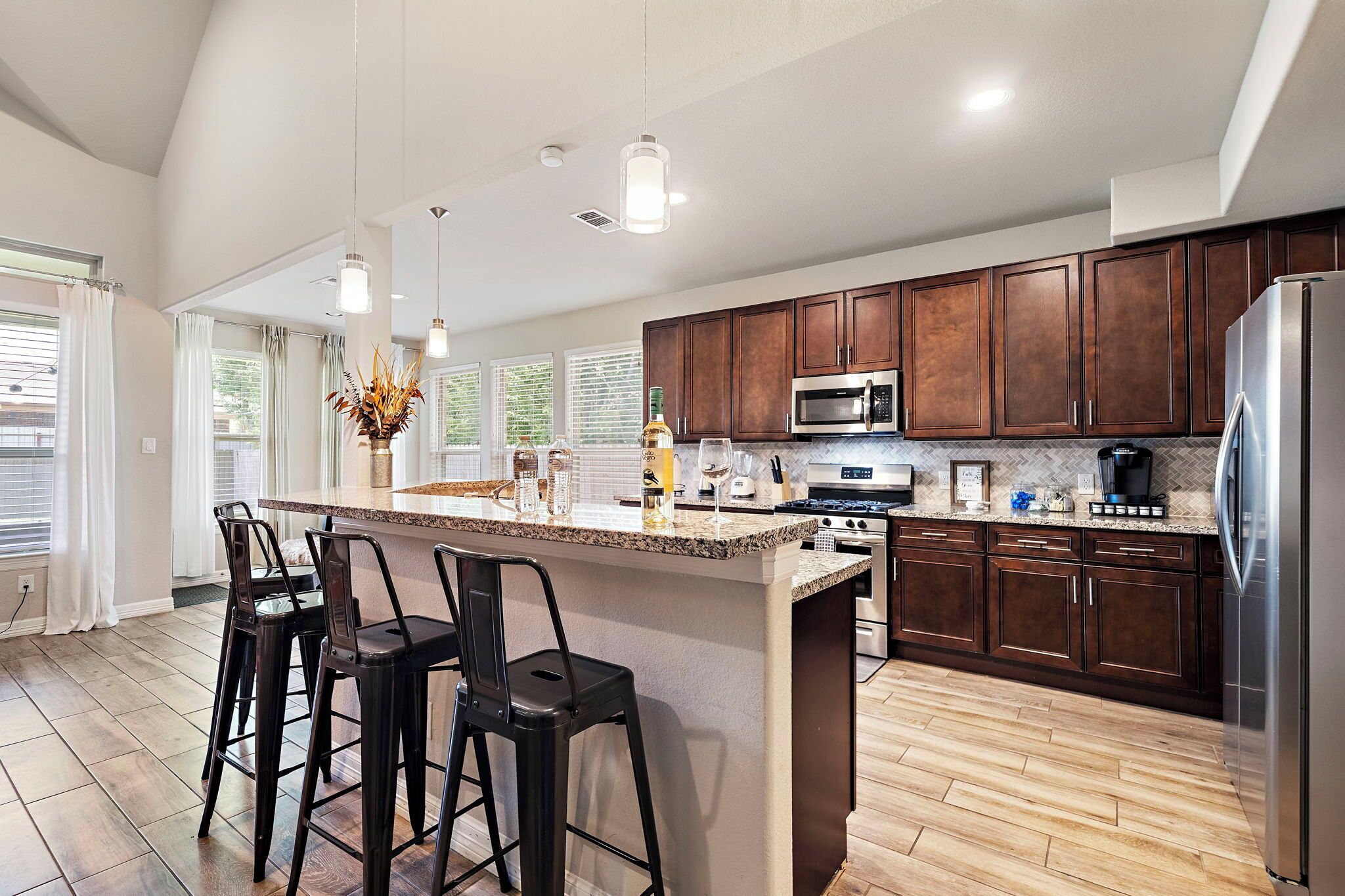 Een koelkast, een magnetron, een oven, een kookplaat