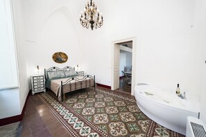 Deluxe Suite | 1 bedroom, Egyptian cotton sheets, premium bedding, pillowtop beds - Via Roma (Matino)