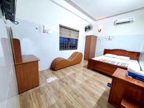 Habitación empresarial doble de uso individual | Caja de seguridad en la habitación y wifi gratis 