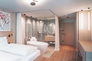 Escritorio, sistema de insonorización, wifi gratis y ropa de cama 