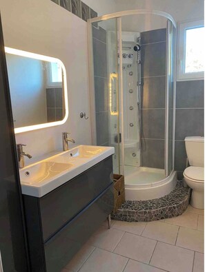 Hårtork, handdukar, tvål och schampo